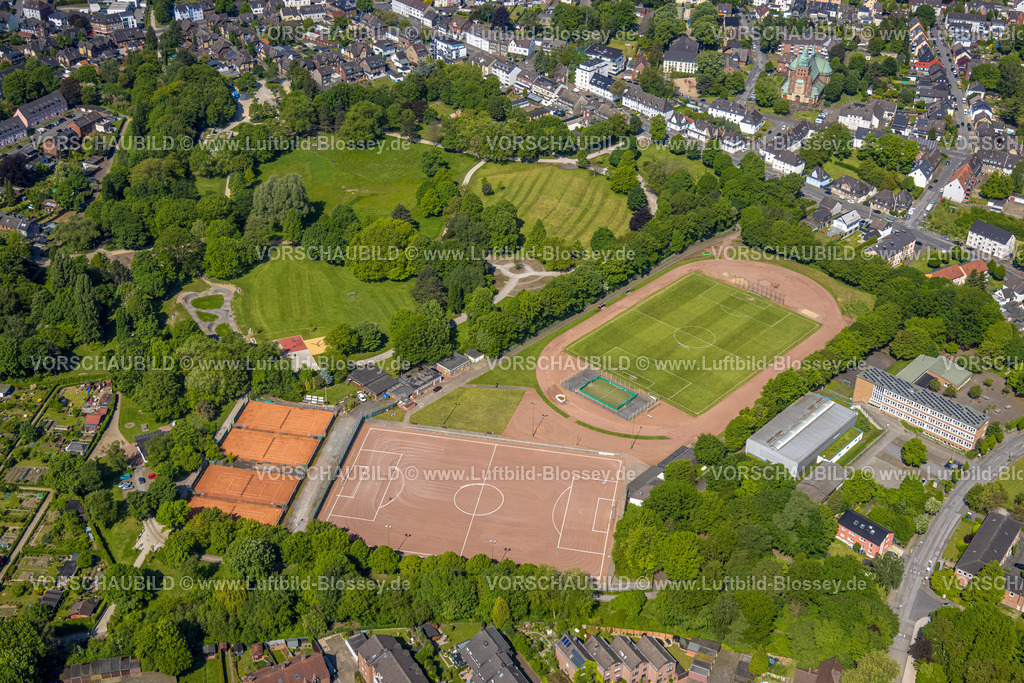 Bottrop230509510 | Luftbild, Sportanlage mit Fußballplatz und Tennisplätzen im Volkspark, Batenbrock-Nord, Bottrop, Ruhrgebiet, Nordrhein-Westfalen, Deutschland