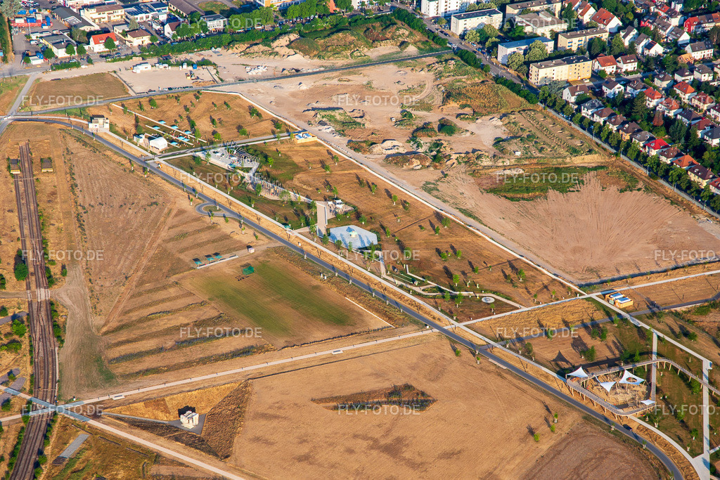 Symphonic Garden,Der Spiegelgarten,Grabgestaltung und Denkmal im Spinelli-Park der Bundesgartenschau Mannheim BUGA 2023 https://www.buga23.de/ | Luftbild: Symphonic Garden,Der Spiegelgarten,Grabgestaltung und Denkmal im Spinelli-Park der Bundesgartenschau Mannheim BUGA 2023 https://www.buga23.de/ im Ortsteil Käfertal in Mannheim im Bundesland Baden-Württemberg in Deutschland. Foto: IMG_136943.jpg vom 24.06.2023 durch ©2025 Werner Riehm fly-foto.de/copyright - Realisiert mit Pictrs.com