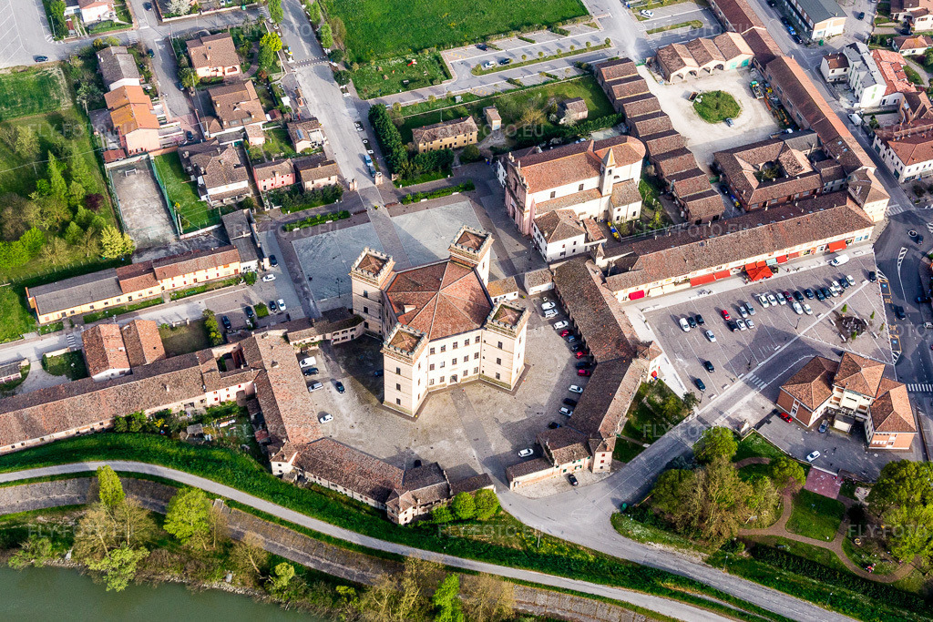 Vue aérienne: Les quatre tours du château de Robinie / Castello di Mesola Delizia Estense sur les rives du Pô en Émilie-Romagne à Mesola dans le département Ferrara, Italie. Photo: IMG_087307.jpg prise le 05/04/2016 par Werner Riehm/FLY-FOTO.eu – Résolution de l'original: 4818 x 3212 px