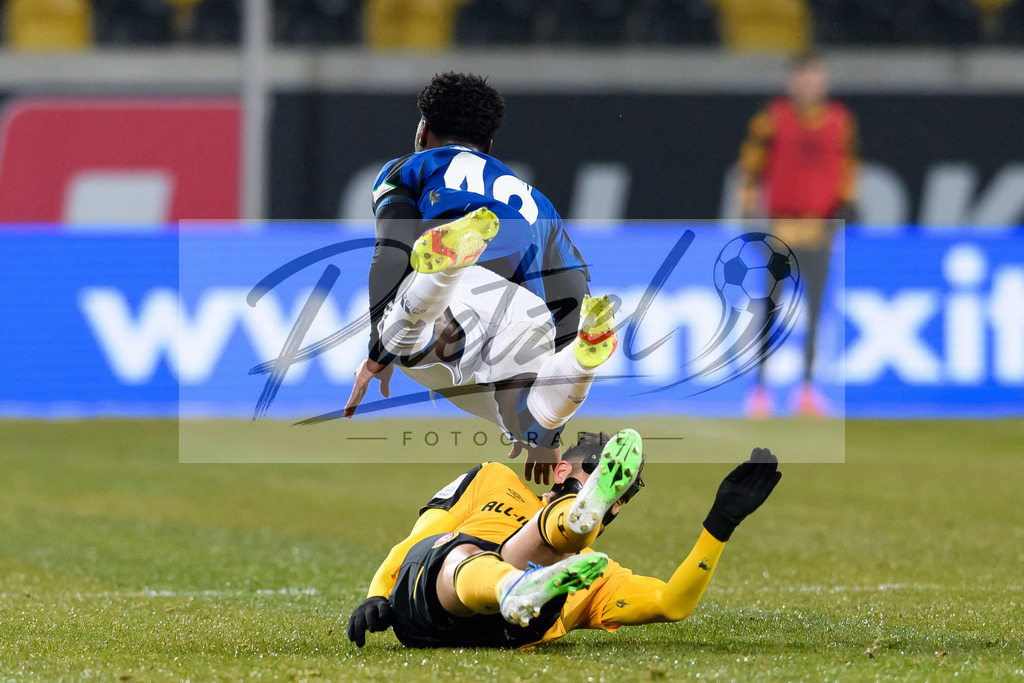 SGDHSV20220114_122 | Fussball, Herren: Faride Alidou (Hamburger SV) und Brandon Borrello (SG Dynamo Dresden) im Zweikampf bei dem Spiel der 2. Bundesliga zwischen SG Dynamo Dresden und Hamburger SV im Rudolf-Harbig-Stadion am 14.01.2022 in Dresden, Deutschland.DFB / DFL REGULATIONS PROHIBIT ANY USE OF PHOTOGRAPHS AS IMAGE SEQUENCES AND/OR QUASI-VIDEO. - Realisiert mit Pictrs.com