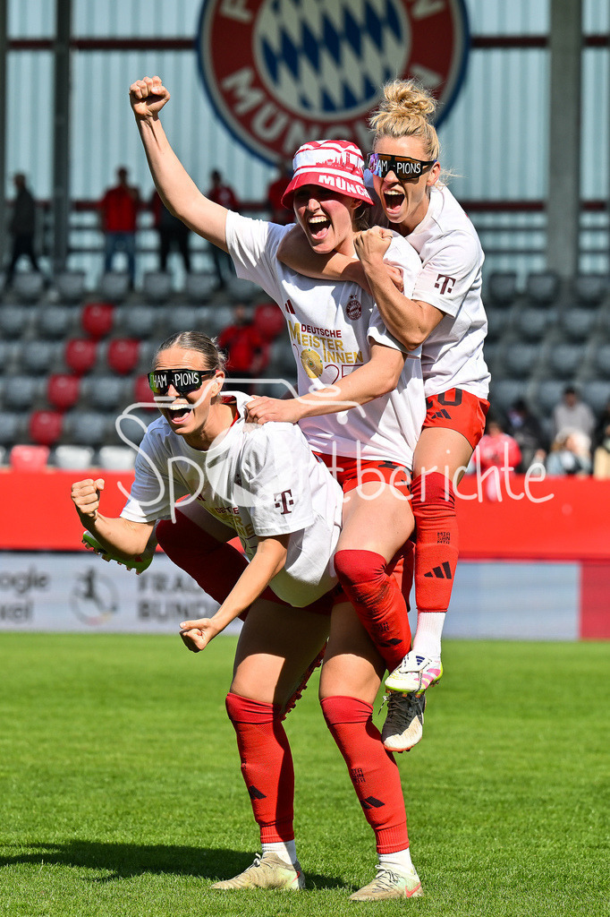 FC Bayern München - SC Freiburg | die Spielerinnen des FC Bayern feiern die Meisterschaft nach dem Heimsieg gegen den SC Freiburg / Frauen Bundesliga: FC Bayern Muenchen - SC Freiburg, FC Bayern Campus am 27.04.2025 / Klara BUEHL (FCB #17), Sydney LOHMANN (FCB #12) und Linda DALLMANN (FCB #10)