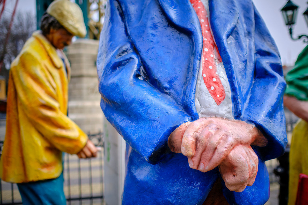 Figuren im Pratergelände | Wien, Austria - March 25, 2020: Massnahmen zur Einschränkung von COVID-19, Detailaufnahmen im Menschenleeren Pratergelände. - Realisiert mit Pictrs.com