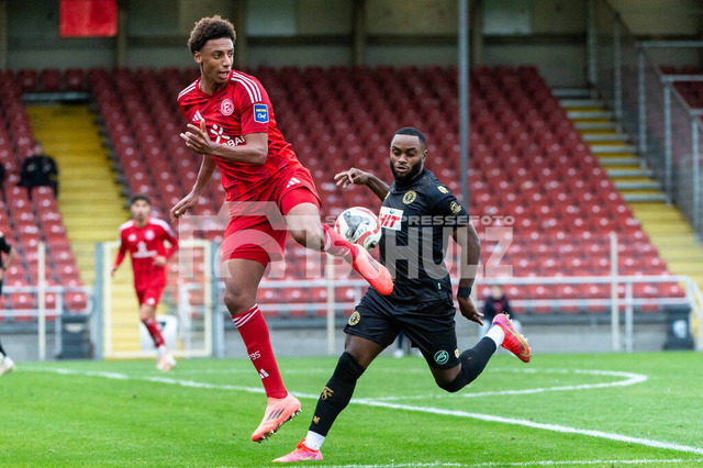 20241102_NSZ_5980 | Sima Suso (Fortuna Düsseldorf U23,No.18) mit der HackeDEU, Düsseldorf, 02.11.2024 Fußball, Regionalliga West, Saison 2024/2025, 14. Spieltag, Fortuna Düsseldorf U23 - SC Fortuna Köln - Realisiert mit Pictrs.com