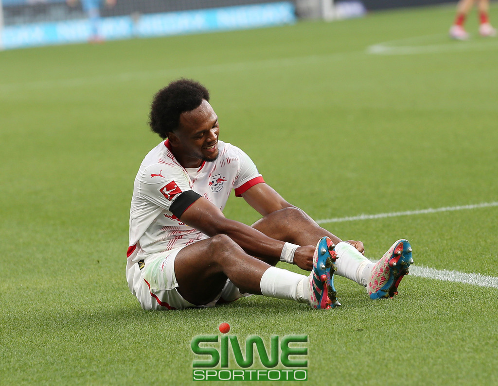 1.Fussball-Bundesliga  :    Bayer 04 Leverkusen--RB Leipzig   2.Spltg. | 31.08.2024.2024; Fussball; GER;  Saison 2024/2025 ; 1.Bundesliga;  2.Spieltag. :  Bayer 04 Leverkusen-- RB Leipzig  :     Lois  Openda (11/RBL)  richtet seine Socken.DFL REGULATIONS PROHIBIT ANY USE OF PHOTOGRAPHS AS IMAGE SEQENCES AND/OR QUASI-VIDEO. - Realisiert mit Pictrs.com