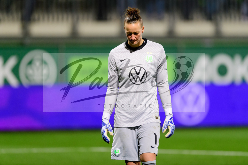 WOBJUV20211118_074 | Fussball, Frauen: Torwart Almuth Schult (VfL Wolfsburg) enttaeuscht bei dem Spiel der UEFA Women´s Champions League zwischen VfL Wolfsburg und Juventus Turin im AOK-Stadion am 18.11.2021 in Wolfsburg, Deutschland. - Realisiert mit Pictrs.com