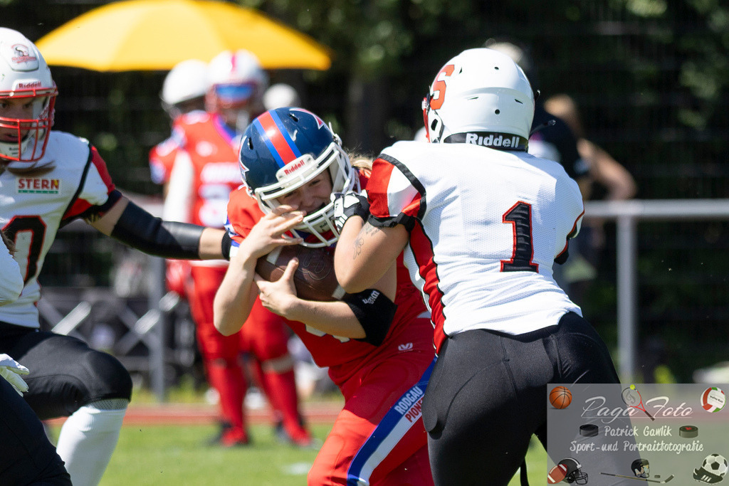 GFLW 1: German Football League Women 1: Rodgau Pioneers Ladies - Stuttgart Scorpions Sisters, 07.06.2026 | Lilly Veith (Rodgau Pioneers Ladies #4) wird von Celina Elise Port (Stuttgart Scorpions Sisters #1) getackled, Rodgau Pioneers Ladies - Stuttgart Scorpions Sisters, Rodgau, Maingau-Energie-Stadion "Am Weichsee", 7.6.2026 - Realisiert mit Pictrs.com
