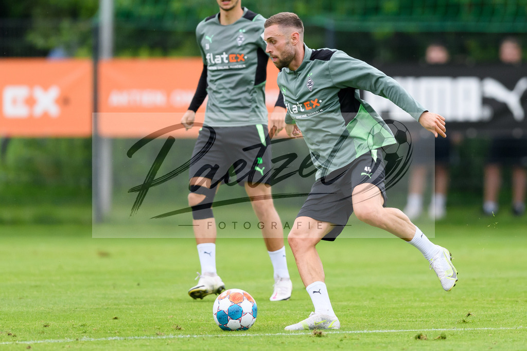 TRABMG20210719_085 | Fussball, Herren: Michel Lieder (Borussia Moenchengladbach) in Aktion, am Ball, Einzelaktion beim Training von Borussia Moenchengladbach waehrend des Trainingslagers auf dem Trainingsplatz am Hotel Klosterpforte am 19.07.2021 in Harsewinkel, Deutschland. - Realisiert mit Pictrs.com