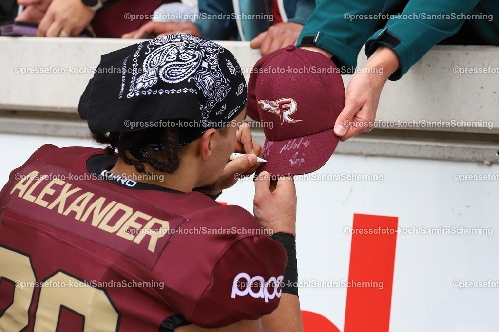 xSSC08062501082 | 08.06.2025, xsscx, American Footballl, Rhein Fire - Paris Musketeers, EFL, Schauinsland-Reisen-Arena, Saison 2025: Running Back Tyrone Alexander (28) von Rhein Fire signiert die Kappe eines Fans von Rhein Fire nach dem Spiel