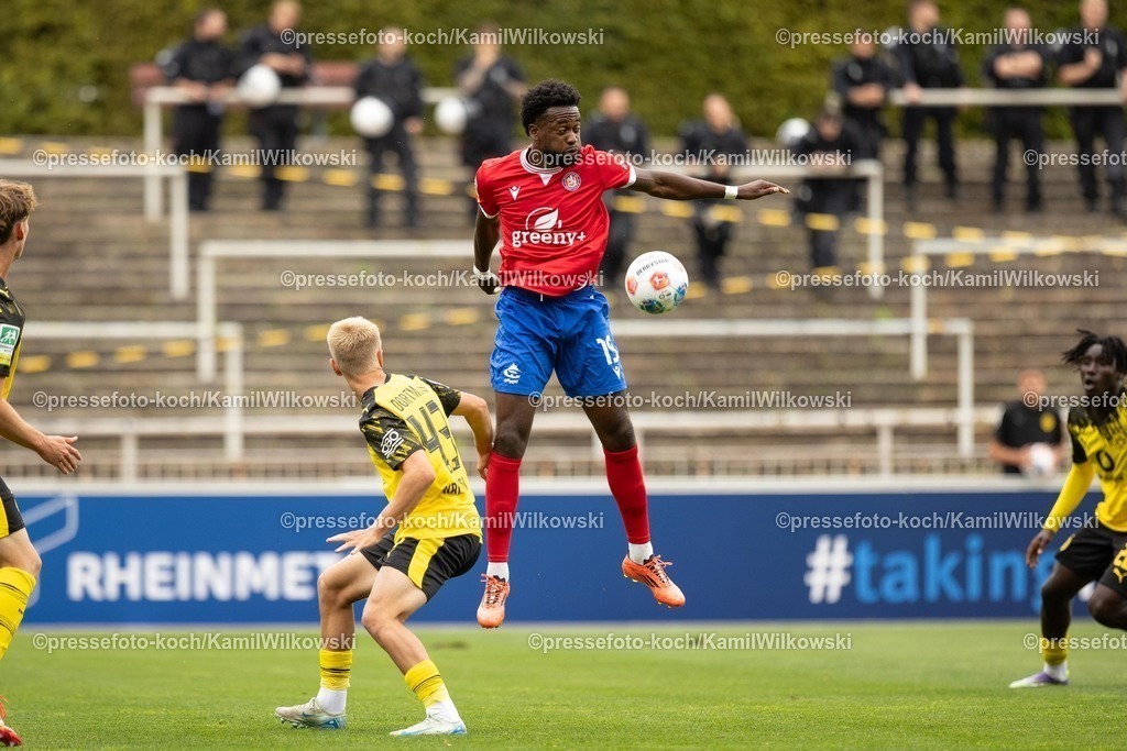 xkwi17082501035 | 17.08.2025, xkwix, Fußball, Regionalliga West, Borussia Dortmund U23 - Wuppertaler SV, Stadion Rote Erde: Jeff‑Denis Fehr (Wuppertaler SV #19) im Zweikampf gegen Almugera Kabar (Borussia Dortmund 2 #42)