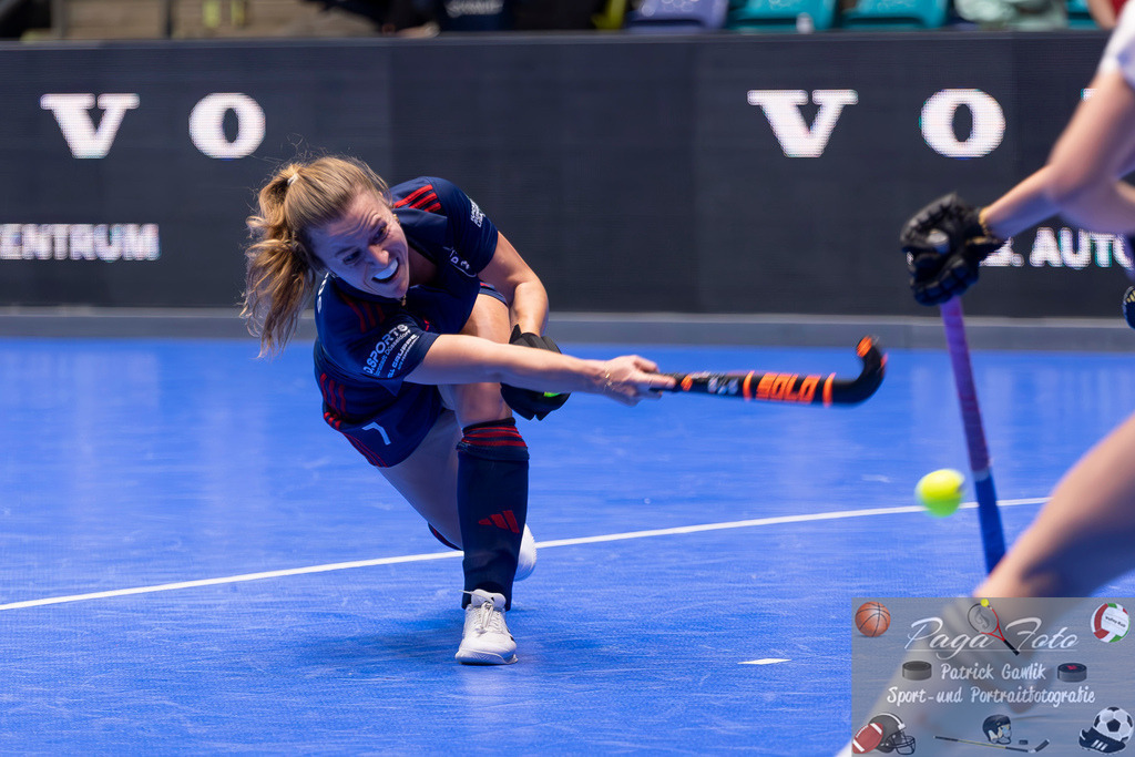 Volvo E.R.B. Final 4 Halbfinale Frauen: Mannheimer HC - Düsseldorfer HC, 25.01.2025 | Mabel Brands (Düsseldorfer HC #7) schießt den Ball aufs Tor, Mannheimer HC - Düsseldorfer HC, Frankfurt, Süwag Arena, 25.1.2025 - Realisiert mit Pictrs.com