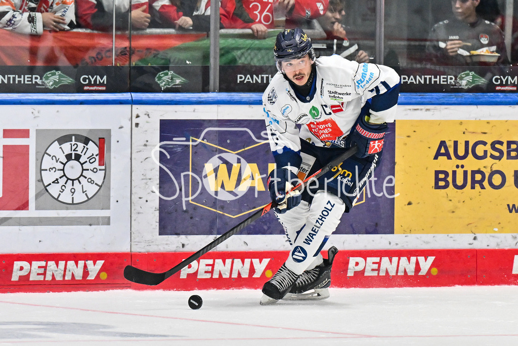 Augsburger Panther - Iserlohn Roosters | am Puck Daniel FISCHBUCH (Iserlohn Roosters 71)  Einzelfoto / Freisteller / Penny DEL: Augsburger Panther - Iserlohn Roosters; Curt Frenzel Stadion am 21.09.2025