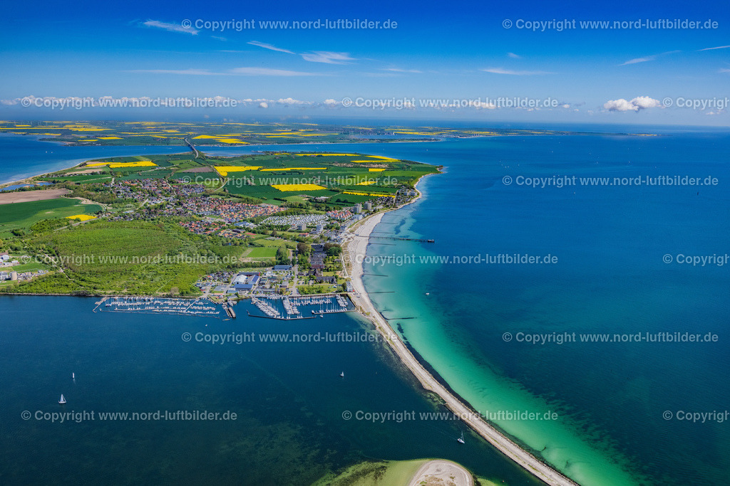 Grossenbrode_ELS_4421150522 | GROßENBRODE 15.05.2022 Ortsansicht an der Meeres-Küste der Ostsee in Großenbrode im Bundesland Schleswig-Holstein. // Townscape on the seacoast of Baltic Sea in Grossenbrode in the state Schleswig-Holstein. Foto: Martin Elsen