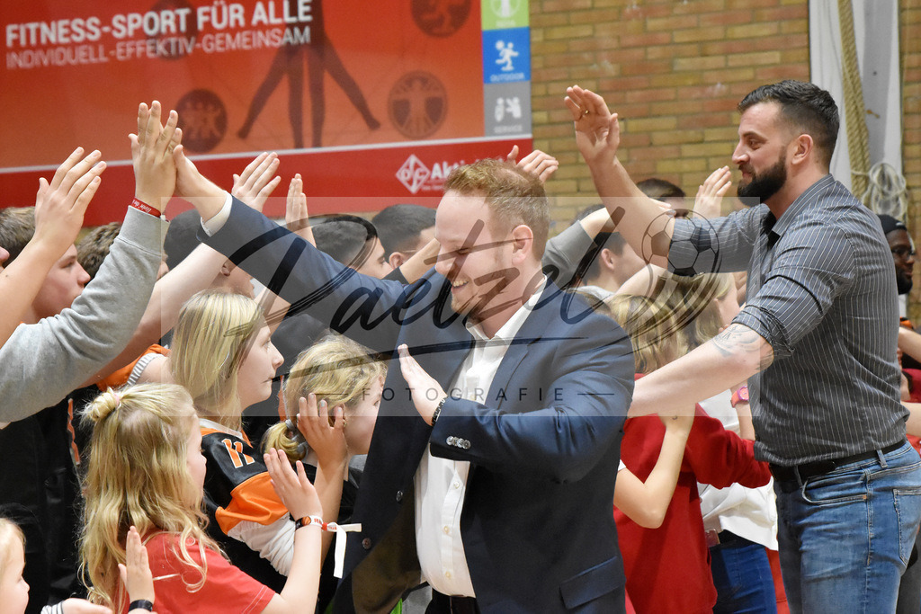 20200126_PANHAL_0066 | Basketball, Frauen: Trainer Mario Zurkowski (GiroLive-Panthers Osnabrück) bedankt sich bei den Fans beim Spiel der Toyota DBBL zwischen GiroLive-Panthers Osnabrück vs. GISA LIONS SV Halle am 26.01.2020 im Panthers Dome in Osnabrück, Deutschland.(Foto von Nico Paetzel) - Realisiert mit Pictrs.com