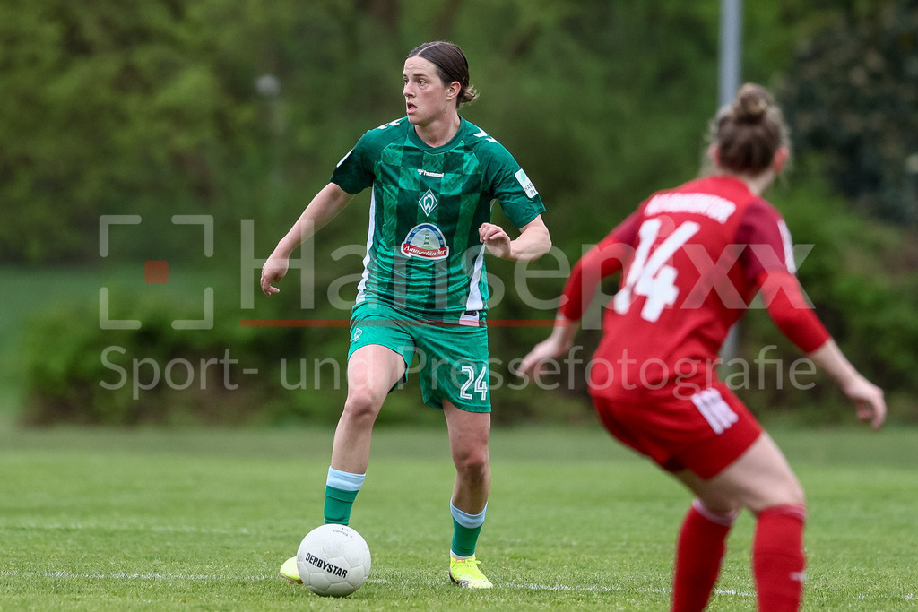 Fussball, Testspiel Frauen, ATS Buntentor - SV Werder Bremen | v.li.: Lara Schmidt (SV Werder Bremen, 24) am Ball, Einzelbild, Ganzkörper, Aktion, Action, Spielszene