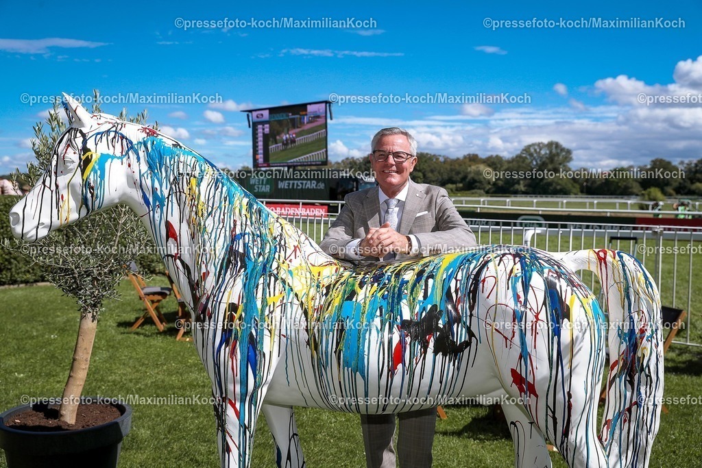 BBmx31082501035 | 2025.08.31, Promis beim Renntag auf der Galopprennbahn Baden-Baden in Iffezheim. Die Gäste genießen die elegante Atmosphäre beim Pferderennen. Tobias Wald (Geschäftsführer Casino Baden-Baden, CEO Baden-Württembergische Spielbanken GmbH & Co KG) posiert auf der Rennbahn neben einer Pferdestatue