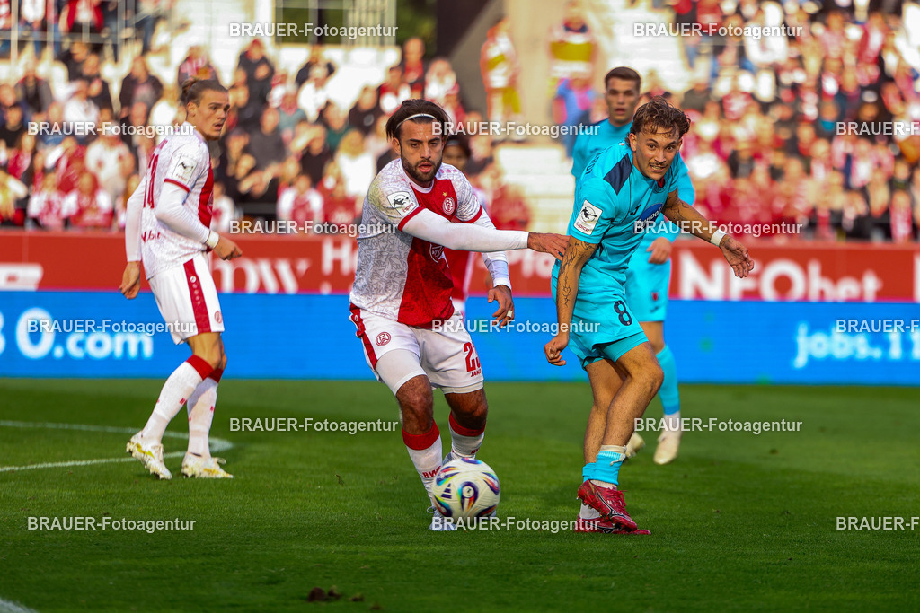 Rot-Weiss Essen - Viktoria Köln - 3.Liga | Essen, Deutschland, 18.10.2025José-Enrique Ríos Alonso  (Rot-Weiss Essen) und Florian Engelhardt (Viktoria Köln)   im Kampf um den Ball während des 3.Liga Spiels zwischen Rot-Weiss Essen- Viktoria Köln im Stadion an der Hafenstraße am 01.08.2025 in Essen. (Foto von Timo Bluhmki-Schmidt/ Brauer Fotoagentur