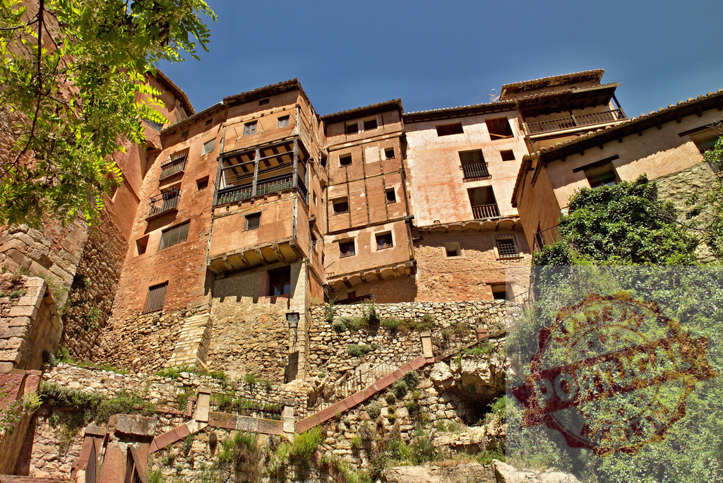 Albarracín historic town featuring traditional medieval architectures. Cuenca - Spain | Traditional hanging houses defining Albarracín's unique medieval architecture and charm - Realisiert mit Pictrs.com