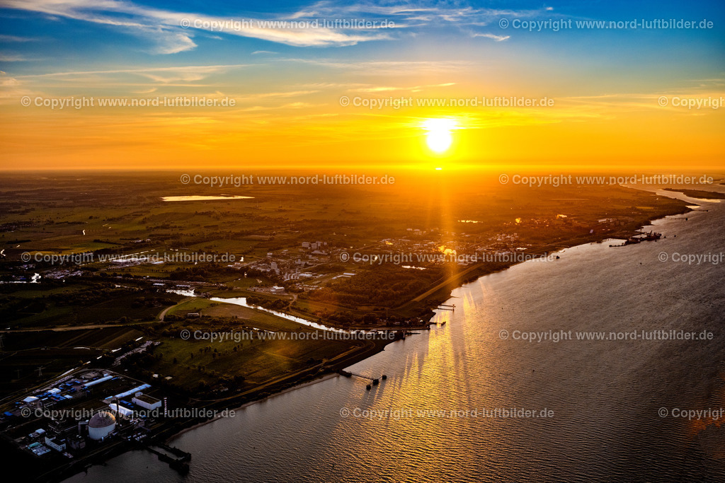 Stade_Dow_Olin_Seehafen_Im_Sonnenuntergang_ELS_9430030622 | HASELDORF 03.06.2022 Sonnenuntergang über der Landschaft an der Elbe in Haseldorf im Bundesland Schleswig-Holstein, Deutschland. // Sunset over the countryside on the Elbe river in Haseldorf in the state Schleswig-Holstein, Germany. Foto: Martin Elsen