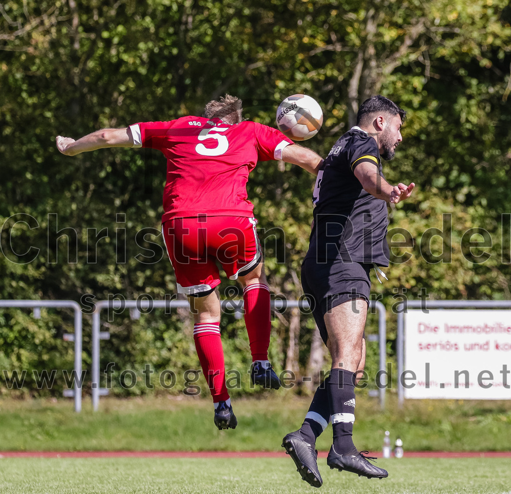 2023-09-02_058_SG_Markt_Schwaben_II_gegen_SV_Internationale_Taufkirchen_II | Markt Schwaben, Deutschland, 02.09.2023:
Fußball, C-Klasse 2023 / 2024, 3. Spieltag, (SG) Markt Schwaben II gegen SV Internationale Taufkirchen II, Endergebnis: 6:2

Michael Fischer (SG Markt Schwaben, #5), Ömer Eksi (SV Internationale Taufkirchen, #9)

Foto: Christian Riedel / fotografie-riedel.net