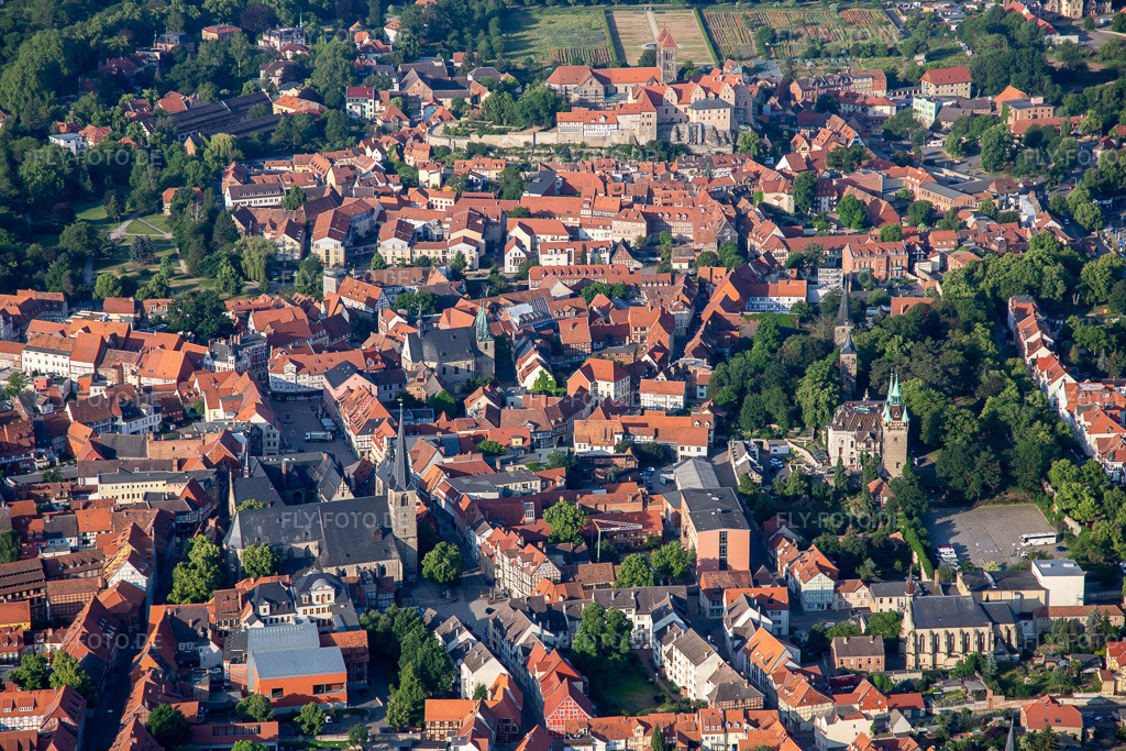 Luftbild: Altstadt mit Burgberg-St. Wiperti-Münzenberg, Stiftskirche St. Servatii und Schlossmuseum Quedlinburg in Quedlinburg im Bundesland Sachsen-Anhalt in Deutschland. Foto: IMG_136320.jpg vom 15.06.2023 durch Werner Riehm/FLY-FOTO.deWWW.QUEDLINBURG.DE
