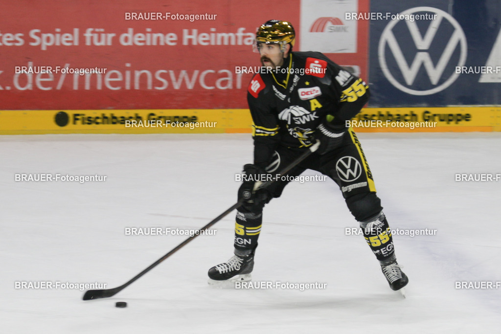 02.11.2025: DEL2  Krefeld Pinguine - Eispiraten Crimmitschau | Krefeld, Deutschland, 02.11.2025: Davis Vandane (Krefeld Pinguine) in Aktion während des DEL2-Spiels zwischen Krefeld Pinguine - Eispiraten Crimmitschau am 02.11. 2025 in der Yayla-Arena in Krefeld, Deutschland. (Foto Ralph Görtz / Brauer-Fotoagentur)