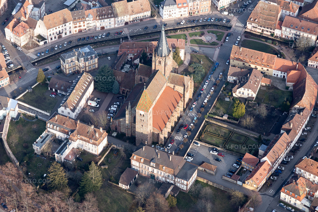 Aerial view: Cathedral of St. Peter and Paul in Wissembourg in the state Bas-Rhin, France. – Photo: IMG_112579.jpg taken on 02/05/2019 by Werner Riehm/FLY-FOTO.com – Resolution of the original: 5472 x 3648 px