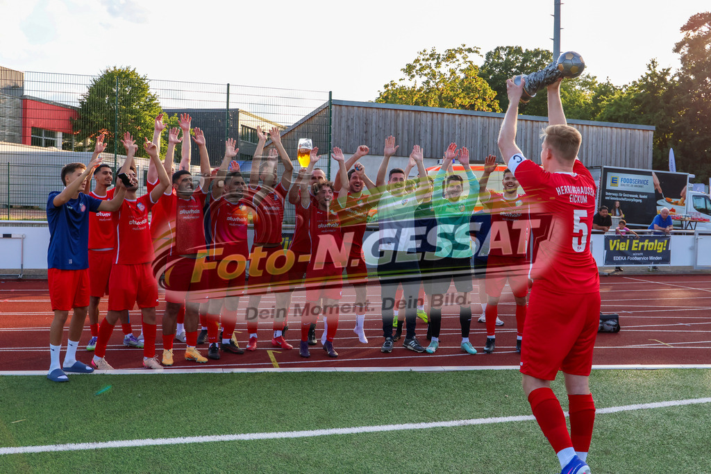 TuS Bardüttingdorf - TuRa Löhne | Auf dem Bild zu sehen: rot SG FA Herringhausen/Eickum: Siegerjubel SV Löhne-Obernbeck, SG FA Herringhausen/Eickum, Saison 26/27, Fistelmann SuperCup - Realisiert mit Pictrs.com