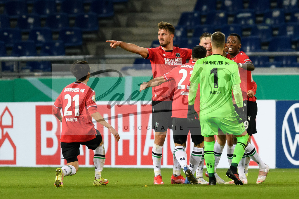 H96DUS20211027_061 | Fussball, Herren: Maximilian Beier (Hannover 96) Torjubel, jubelt mit seiner Mannschaft nach dem Treffer zum 3:1 bei dem Spiel der 2. Runde im DFB-Pokal zwischen Hannover 96 und Fortuna Duesseldorf in der HDI-Arena am 27.10.2021 in Hannover, Deutschland.DFB / DFL REGULATIONS PROHIBIT ANY USE OF PHOTOGRAPHS AS IMAGE SEQUENCES AND/OR QUASI-VIDEO. - Realisiert mit Pictrs.com