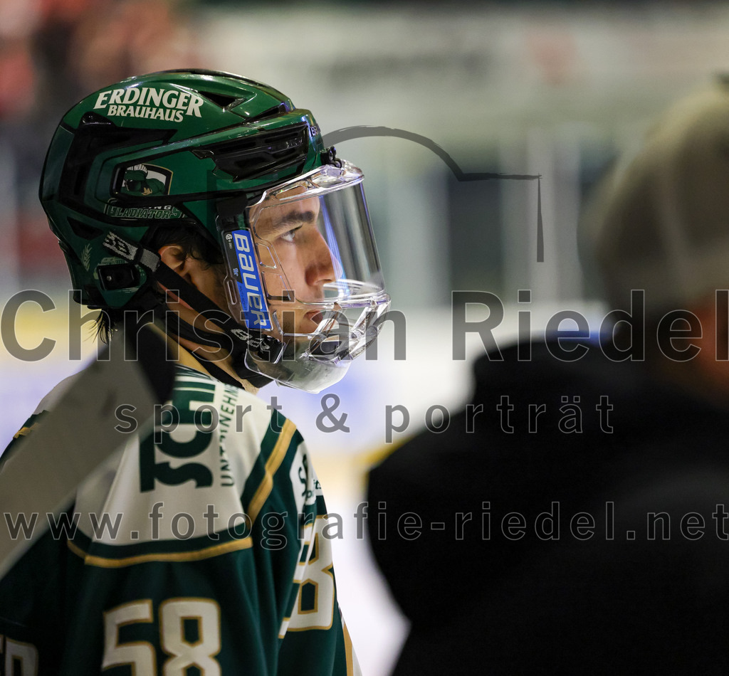 2025-12-14_056_TSV_Erding_gegen_ECDC_Memmingen_Indians | Erding, Deutschland, 14.12.2025:Eishockey, Oberliga Süd 2025 / 2026, 26. Spieltag, TSV Erding gegen ECDC Memmingen Indians, Endergebnis: 1:2Paul Pfenninger (Erding Gladiators, #58)Foto: Christian Riedel / fotografie-riedel.net