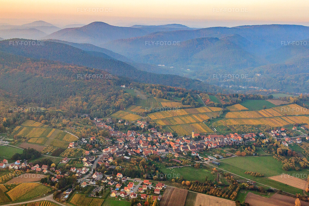 Luftbild: Ortsansicht aus Süden in Rott im Bundesland Bas-Rhin in Frankreich. – Foto: IMG_54262.jpg vom 21.10.2012 durch Werner Riehm/FLY-FOTO.de – Auflösung des Originals: 4752 x 3168 px