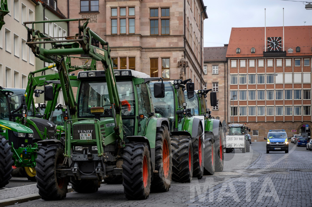 _DWI0360 | Bauerndemo gegen Agrarpolitik der Bundesregierung  auf dem Straße Obstmarkt und Hauptmarkt . Nürnberg, 08.01.2024 - Realisiert mit Pictrs.com
