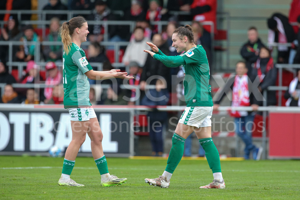 Fussball, Google Pixel Frauen-Bundesliga, RB Leipzig - SV Werder Bremen | v.li.: Juliane Wirtz (SV Werder Bremen, 28) und Torschützin Sophie Weidauer (SV Werder Bremen, 9) mit Torjubel, Jubel, jubeln, jubelt, optimistisch, Spielszene, Highlight, Freude über das Tor zum 0:5, DIE DFB-RICHTLINIEN UNTERSAGEN JEGLICHE NUTZUNG VON FOTOS ALS SEQUENZBILDER UND/ODER VIDEOÄHNLICHE FOTOSTRECKEN. DFB REGULATIONS PROHIBIT ANY USE OF PHOTOGRAPHS AS IMAGE SEQUENCES AND/OR QUASI-VIDEO.
