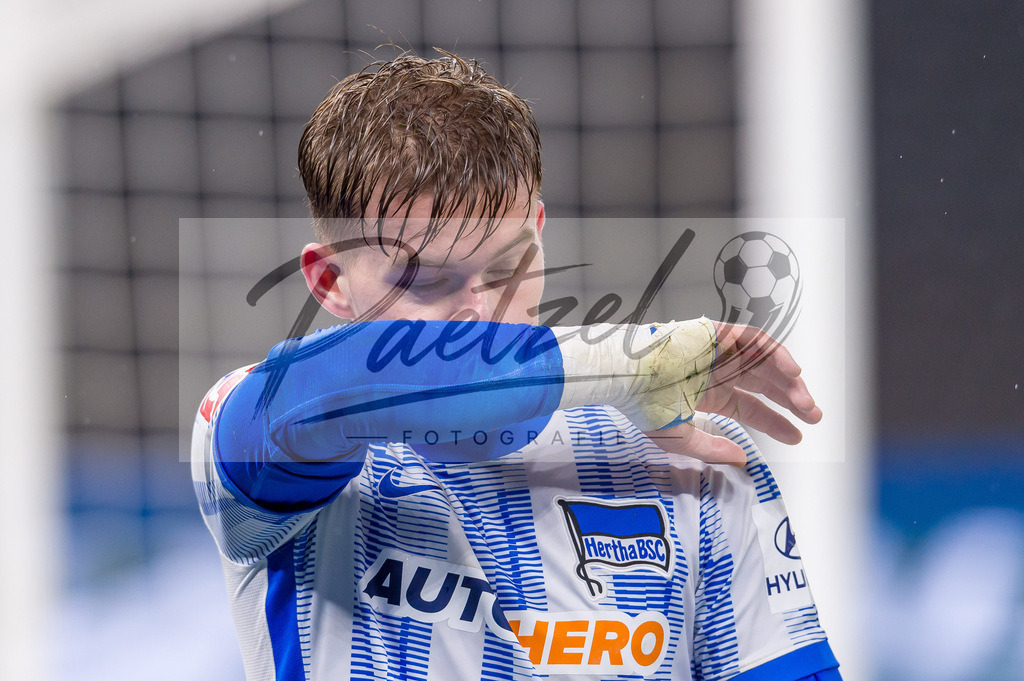 HERBOC20220204_065 | Fussball, Herren: Maximilian Mittelstaedt (Hertha BSC) enttaeuscht bei dem Spiel der 1. Bundesliga zwischen Hertha BSC und VfL Bochum im Olypiastadion am 04.02.2022 in Berlin, Deutschland.DFB / DFL REGULATIONS PROHIBIT ANY USE OF PHOTOGRAPHS AS IMAGE SEQUENCES AND/OR QUASI-VIDEO. - Realisiert mit Pictrs.com