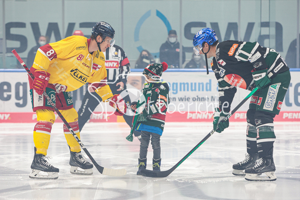 Augsburger Panther - Duesseldorfer EG | Stephen MaCAULAY (DEG #81) und Adam PAYERL (AEV #11) bekommen vom Puckkind das Spielgeraet