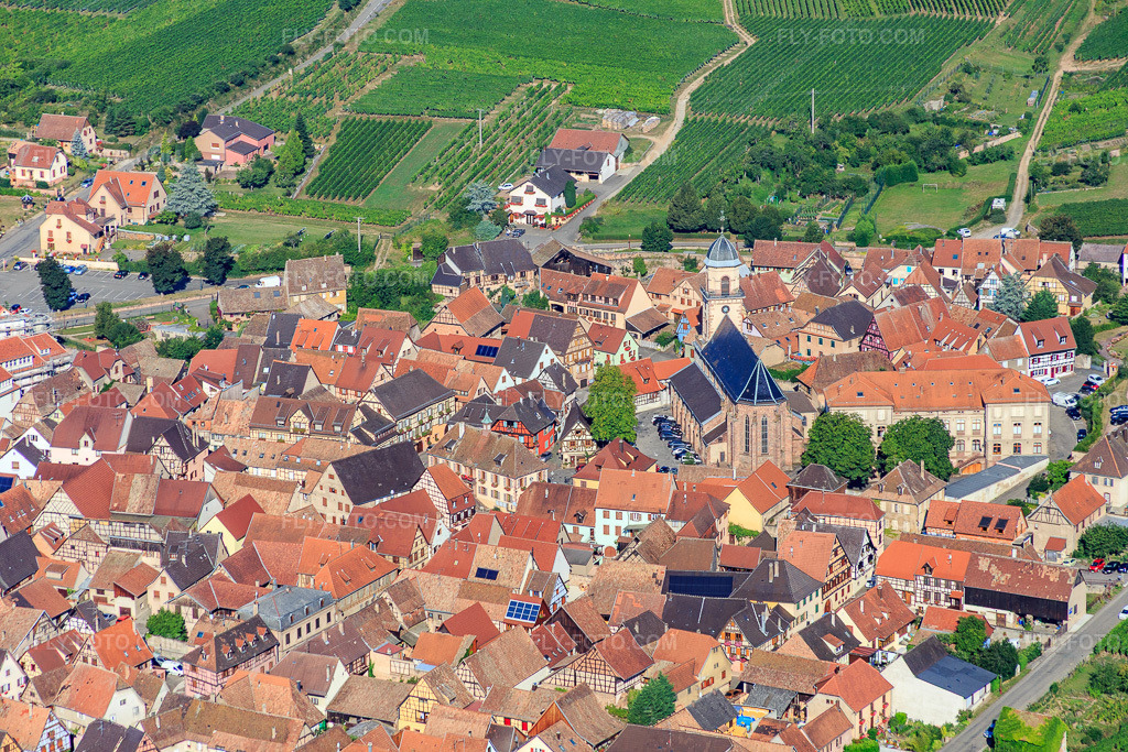 Aerial view: City center with Église Saint-Hippolyte de Saint-Hippolyte from the east in Saint-Hippolyte in the state Haut-Rhin, France. – Photo: IMG_093307.jpg taken on 08/16/2016 by Werner Riehm/FLY-FOTO.com – Resolution of the original: 5472 x 3648 px
