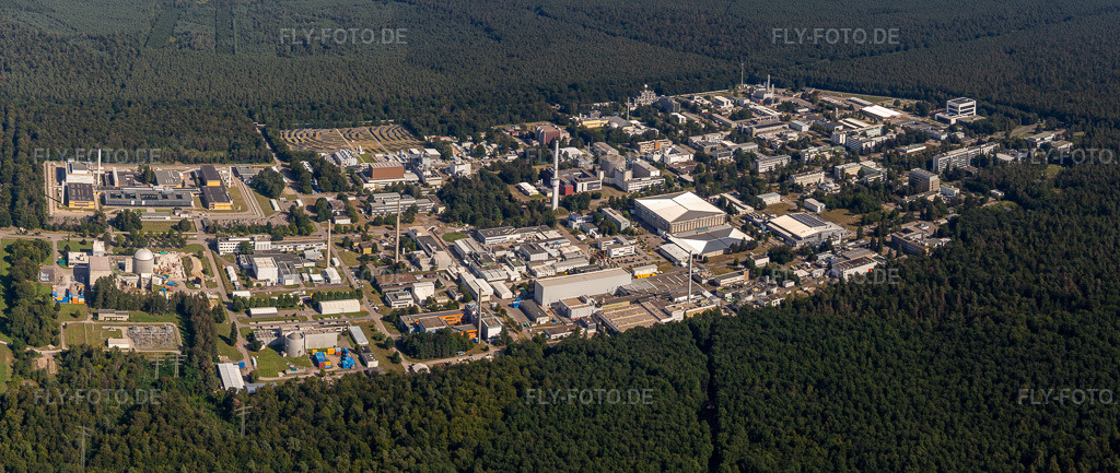 Luftbild: Forschungs- Gebäude und Bürokomplex des KIT Campus Nord (früher Kernforschungszentrum Karlsruhe). im Ortsteil Leopoldshafen in Eggenstein-Leopoldshafen im Bundesland Baden-Württemberg in Deutschland. Foto: IMG_128095-Pano.jpg vom 12.08.2021 durch Werner Riehm/FLY-FOTO.deAuflösung des Originals: 7611 x 3216 px