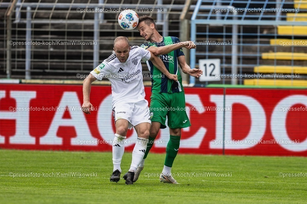 xKWI02082501041 | 02.08.2025, xkwix, Fußball, Regionalliga West, FC Gütersloh - 1. FC Bocholt, Ohlendorf Stadion im Heidewald: Patrick Kurzen (1.FC Bocholt #7) im Zweikampf gegen Patrik Twardzik ( FC Gütersloh #18 ) 