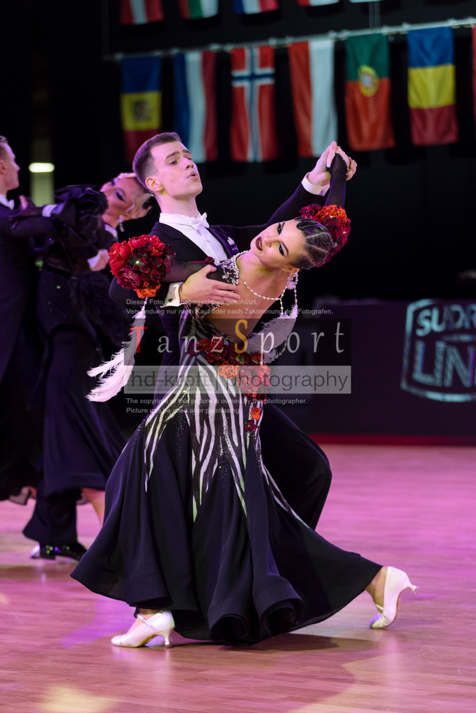 20241215_WDSF_Int_Open_Std-Riga-8929 | Tanzsportbilder, Standardtanz, Lateintanz, WDSF, DTV, LTVB, dancecomp, goc, hessen tanzt, blaues band der spree, walzer, tango, wiener walzer, slowfox, quickstepp, samba, rumba, cha-cha-cha, paso doble. jive, hd-kroft photography, turniertanzsport