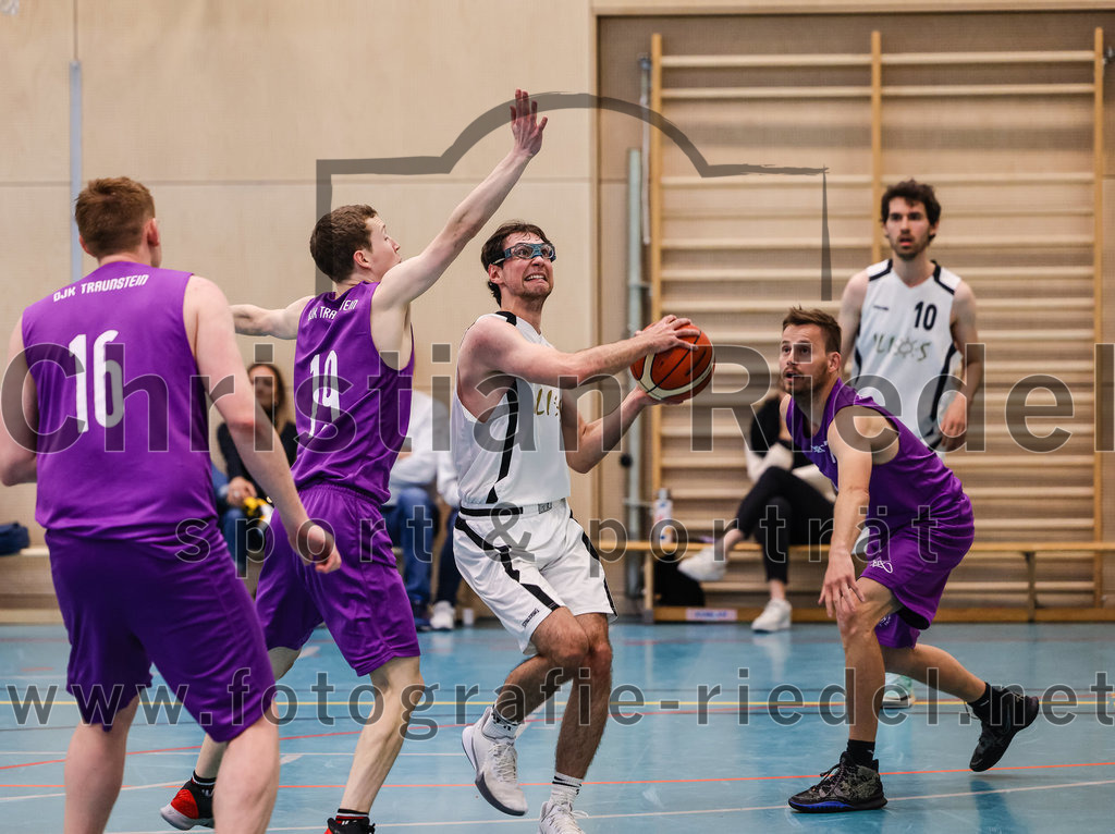 2022-05-01_072_TSV_Vaterstetten_gegen_DJK_Traunstein | Vaterstetten, Deutschland, 01.05.2022:
Basketball, Aufstiegsrunde zur Bayernliga 2021 / 2022, 5. Spieltag, TSV Vaterstetten gegen DJK Traunstein, Endergebnis: 87:79

C. Joch (DJK Traunstein, #16), A. Schatz (DJK Traunstein, #19), Maximilian Rothe (TSV Vaterstetten, #6), 

Foto: Christian Riedel / fotografie-riedel.net