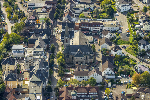 Sundern230905182 | Luftbild, Stadtmitte mit Fußgängerzone Hauptstraße und Baumallee, St. Johannes Kirche, Sundern, Sauerland, Nordrhein-Westfalen, Deutschland