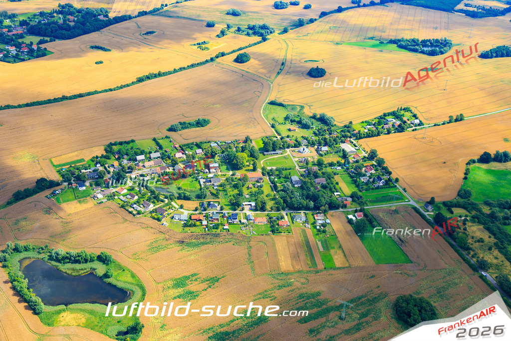 Die Luftaufnahme der Stadt Zurow wurde vom UL-Flugzeug heraus erstellt ( keine Drohne )- hohe Auflösung für beste Qualität