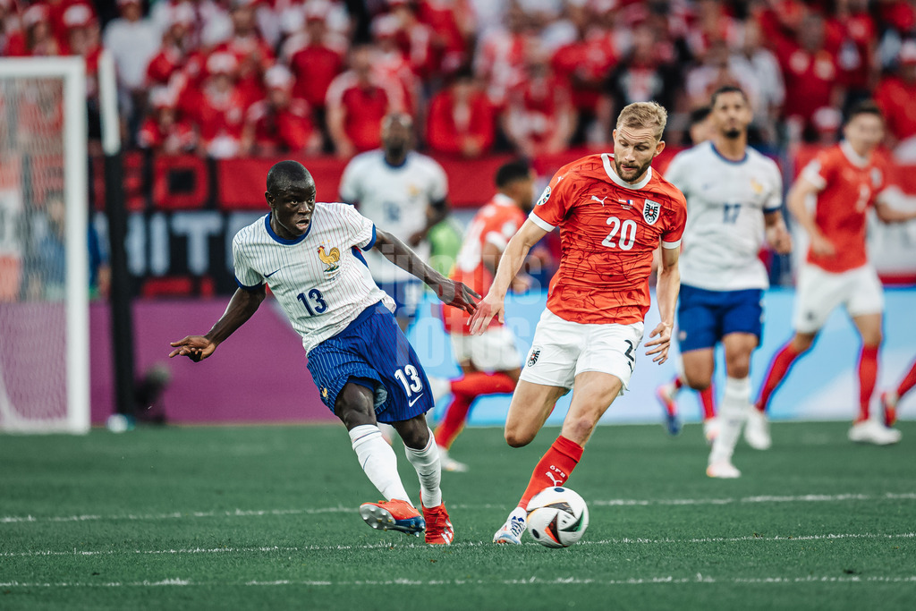 Fußball | Herren | UEFA-Fußball-Europameisterschaft 2024 | Gruppe D | Österreich vs. Frankreich | 17.06.2024 | v.l. N'Golo Kante (#13, Frankreich) und Konrad Laimer (#20, Österreich)