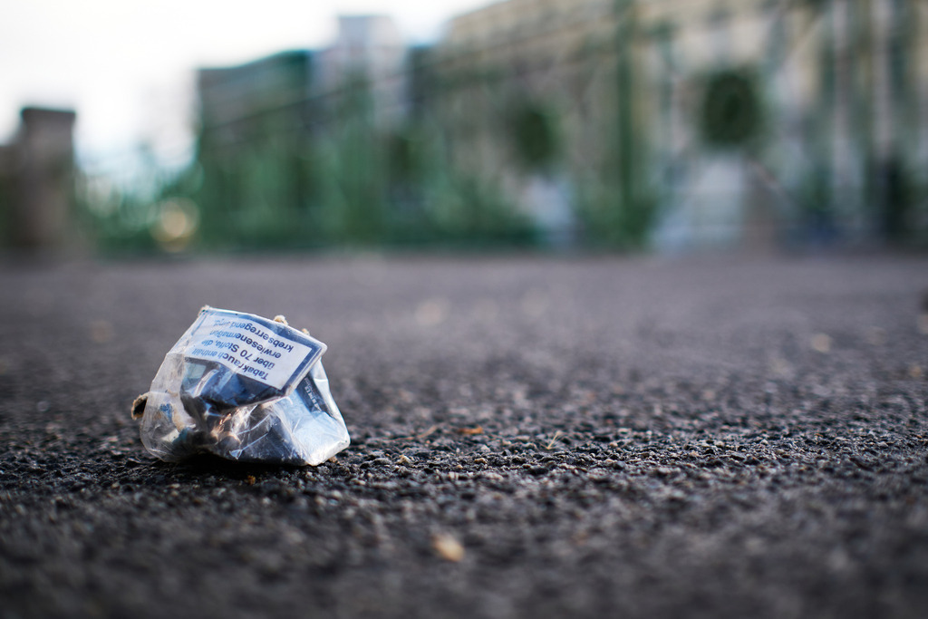 weggeworfenen Zigarettenpackung auf dem Gehweg | Wien, Austria - March 12, 2021: weggeworfenen Zigarettenpackung auf dem Gehweg. - Realisiert mit Pictrs.com