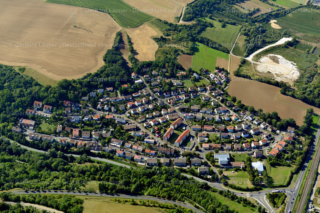 3650375 | Ochsenfurt Thierbachtal 31.08.2016 Wald- Gebiete und Forstflächen umsäumen das Siedlungsgebiet des Dorfes in Ochsenfurt Thierbachtalim Bundesland Bayern, Deutschland // Village - view on the edge of forested areas in Ochsenfurt Thierbachtal in the state Bavaria, Germany Foto: Gerhard Launer