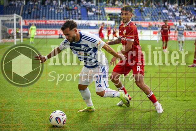 MSV Duisburg vs VfB Stuttgart II - 3. Liga | Duisburg, Deutschland, 02.08.25:   Can Coskun (MSV Duisburg) und Samuele Di Benedetto (VfB Stuttgart II) im Kampf um den Ball waehrend des Spiels der 3. Liga MSV Duisburg vs VfB Stuttgart II in der schauinsland-reisen-arena(Foto von Brauer-Fotoagentur / Adrian Schlueter)