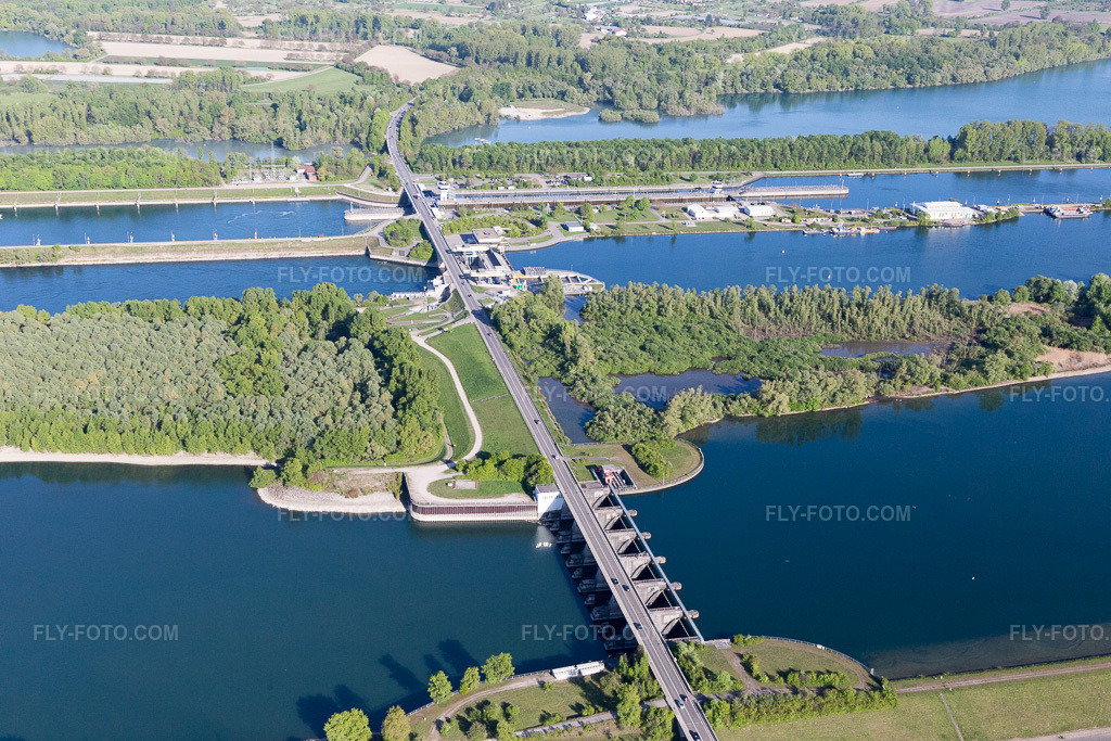Aerial view: Rhine lock Iffezheim in Roppenheim in the state Bas-Rhin, France. – Photo: IMG_099058.jpg taken on 04/23/2017 by Werner Riehm/FLY-FOTO.com – Resolution of the original: 5472 x 3648 px