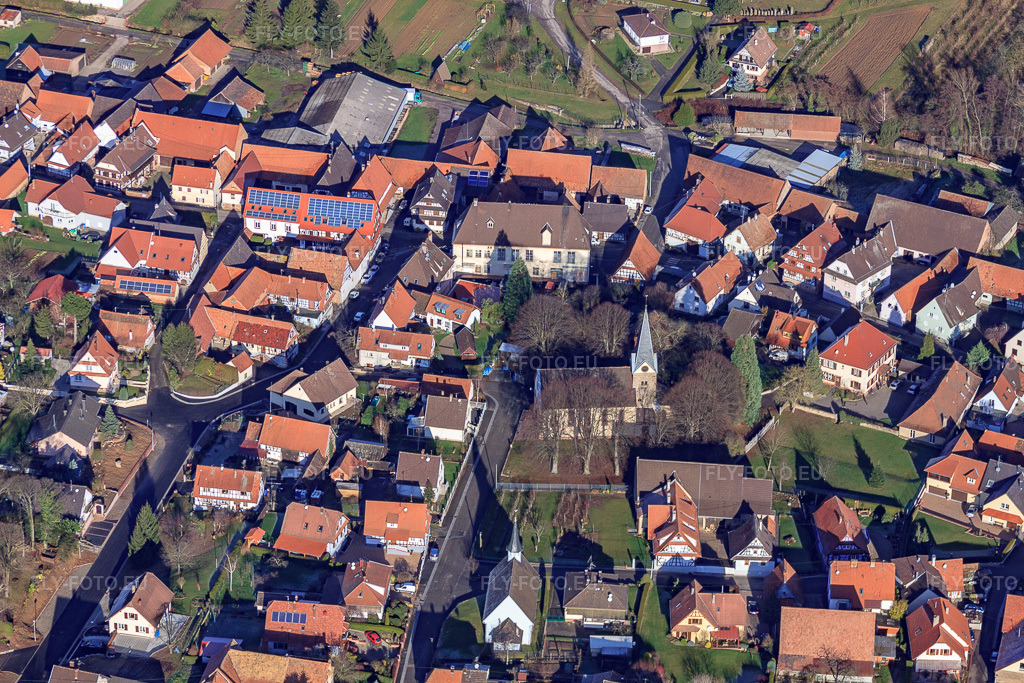 Vue aérienne: Centre du village vu du sud, avec le temple protestant Saint-Laurent à Steinseltz dans le département Bas Rhin, France – .Photo: IMG_48439.jpg prise le 11/12/2011 par Werner Riehm/FLY-FOTO.eu – Résolution de l'original: 4752 x 3168 px