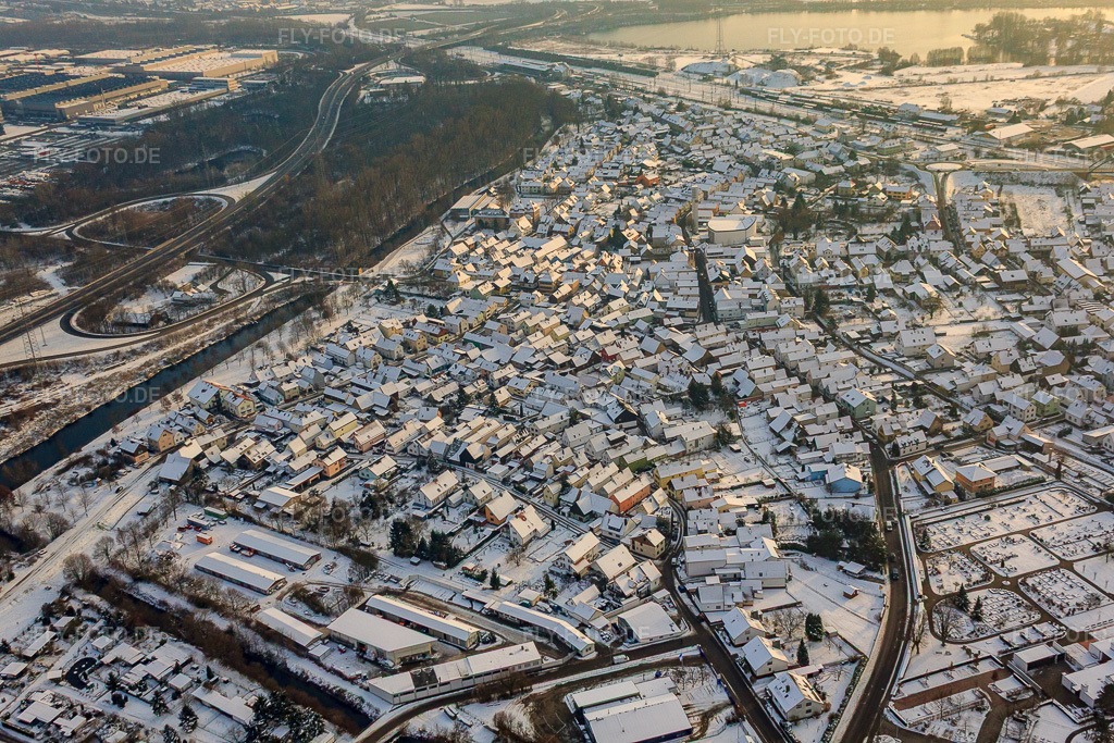 Luftbild: Luitpoldstraße im Winter bei Schnee in Wörth am Rhein im Bundesland Rheinland-Pfalz in Deutschland. Foto: IMG_35815.jpg vom 04.12.2010 durch Werner Riehm/FLY-FOTO.de