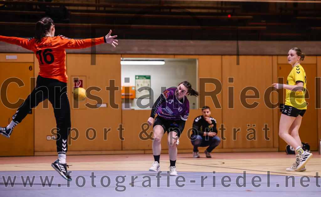 2025-01-11_106_SpVgg_Altenerding_gegen_HF_Scheyern | Erding, Deutschland, 11.01.2025:Handball, Bezirksoberliga Frauen Altbayern 2024 / 2024, 10. Spieltag, SpVgg Altenerding gegen HF Scheyern, Endergebnis: 20:23Karolin Kollmar (HF Scheyern, #16), Katharina Künstner (SpVgg Altenerding, #23)Foto: Christian Riedel / fotografie-riedel.net