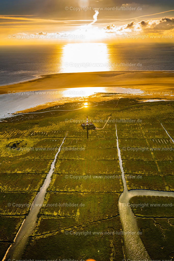 Westerheversand_Leuchtturm_im_Sonnenuntergang_ELS_5668060822 | WESTERHEVER 06.08.2022 Leuchtturm als historisches Seefahrtszeichen im Küstenbereich der Nordsee im Ortsteil Hauert in Westerhever im Bundesland Schleswig-Holstein. // Lighthouse as a historic seafaring character in the coastal area of North Sea in the district Hauert in Westerhever in the state Schleswig-Holstein. Foto: Martin Elsen